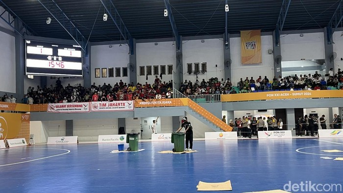 Kondisi venue GOR Futsal kebocoran dikala pertarungan futsal putra PON XXI di Sumut. (Kartika Sari/detikSumut)