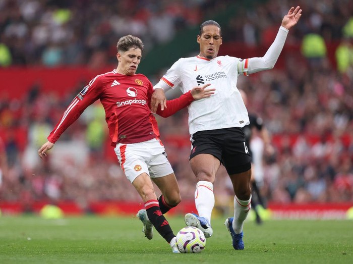 Liverpool berhasil mengalahkan Manchester United dengan skor 3-0 di Old Trafford. Tiga gol The Reds lahir lewat brace Luis Diaz dan torehan Mohamed Salah.