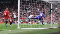 Dominasi Liverpool berbuah gol di menit ke-35. Gravenberch mengawali serangan tim tamu usai memotong umpan Casemiro. Bola dikirimkan ke Salah yang mengirim umpan silang di sisi kanan. Dias mampu menanduknya menjadi gol. Simon Stacpoole/Offside/Offside via Getty Images 