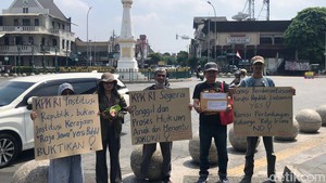 Aksi Jalan Mundur di Jogja, Desak KPK Usut Kasus Anak-Mantu Jokowi