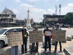 Aksi Jalan Mundur di Jogja, Desak KPK Usut Kasus Anak-Mantu Jokowi