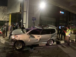 Mobil Tabrak Median Jalan AP Pettarani Makassar, 3 Orang Luka