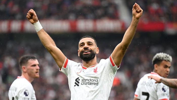 MANCHESTER, ENGLAND - SEPTEMBER 01: Mohamed Salah of Liverpool celebrates scoring his teams third goal during the Premier League match between Manchester United FC and Liverpool FC at Old Trafford on September 01, 2024 in Manchester, England. (Photo by Michael Regan/Getty Images)