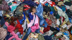 Pakaian Layak Pakai untuk Pengungsi Banjir Bandang di Ternate