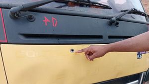 Penampakan Truk di Dogiyai Ditembak OTK hingga 1 Penumpang Luka