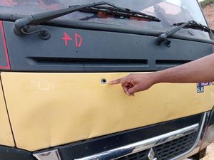 Penampakan Truk di Dogiyai Ditembak OTK hingga 1 Penumpang Luka Penampakan Truk di Dogiyai Ditembak OTK hingga 1 Penumpang Luka