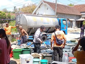 Air Bersih Disalurkan ke 10 Desa di Blitar yang Terdampak Kekeringan Air Bersih Disalurkan ke 10 Desa di Blitar yang Terdampak Kekeringan