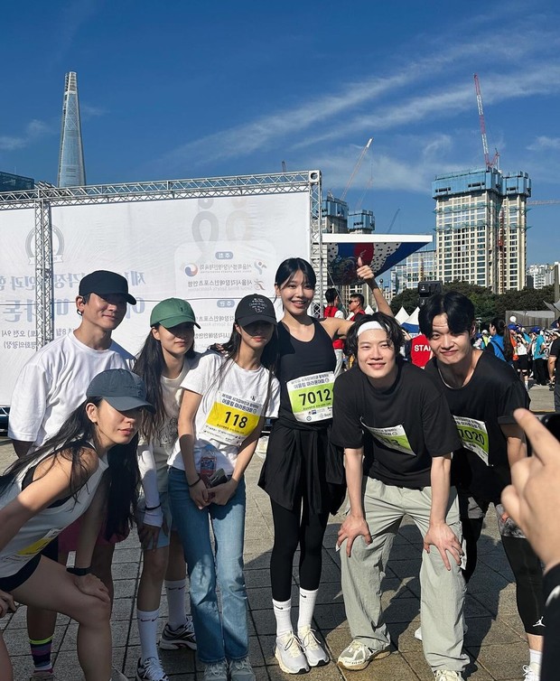 Potret Sooyoung dengan rekan artis di Saram Entertainment/ Foto: instagram.com/sooyoungchoi Potret Sooyoung dengan rekan artis di Saram Entertainment