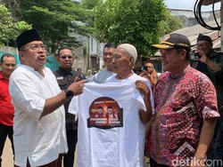 Rano Karno Sambangi Lokasi Syuting Si Doel, Diberi Kaus Jakarta Menyala