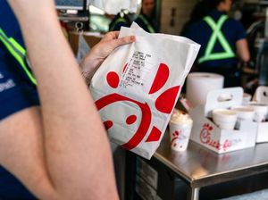Rasis! Pria Berkulit Hitam Disebut Monyet saat Beli Makan di Restoran