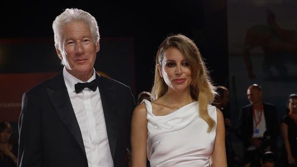 7 Foto Kemesraan Richard Gere dan Istri yang 34 Tahun Lebih Muda di Italia