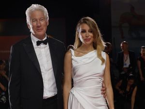 7 Foto Kemesraan Richard Gere dan Istri yang 34 Tahun Lebih Muda di Italia 7 Foto Kemesraan Richard Gere dan Istri yang 34 Tahun Lebih Muda di Italia
