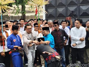 Ridwan Kamil Sambangi Markas TKN Fanta, Disambut Palang Pintu