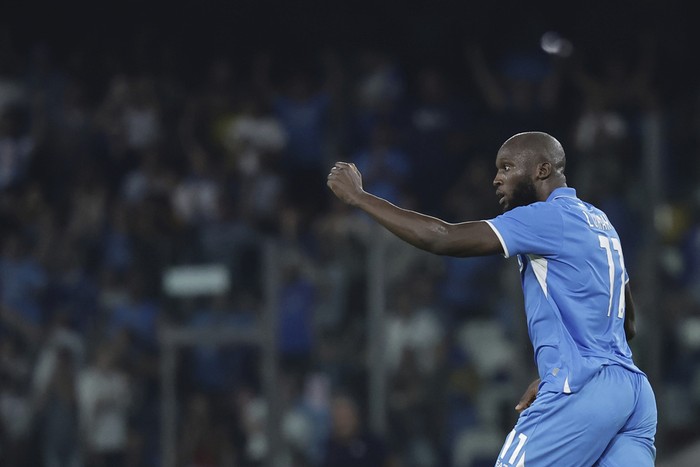 Napolis Romelu Lukaku celebrates after scoring a goal during the Italian Serie A soccer match between Napoli and Parma at the Diego Armando Maradona Stadium in Naples, southern Italy, Saturday, Aug. 31, 2024. (Alessandro Garofalo/LaPresse via AP)