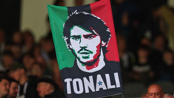 NEWCASTLE UPON TYNE, ENGLAND - SEPTEMBER 1:  Fans of Newcastle United hold up hand made banners and flags for Sandro Tonali of Newcastle United during the Premier League match between Newcastle United FC and Tottenham Hotspur FC at St James Park on September 1, 2024 in Newcastle upon Tyne, England. (Photo by Robbie Jay Barratt - AMA/Getty Images)