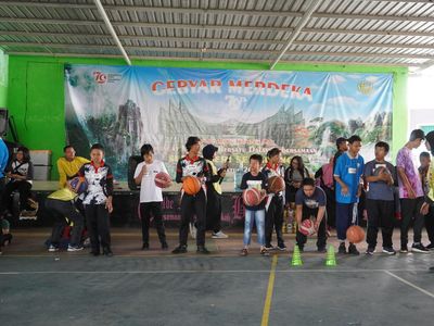 Potret Siswa-siswi SLBN Semarang Bergembira Main Basket Bersama