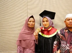 Inspiratif! Anak Petani Jagung Asal NTB Ini Wujudkan Mimpi Jadi Dokter