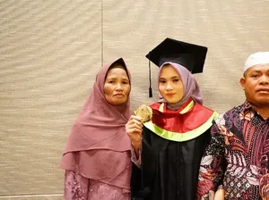 Inspiratif! Anak Petani Jagung Asal NTB Ini Wujudkan Mimpi Jadi Dokter Inspiratif! Anak Petani Jagung Asal NTB Ini Wujudkan Mimpi Jadi Dokter