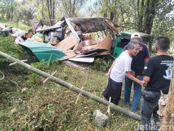 Truk Paket Terjun ke Jurang di Jalur Gentong Tasikmalaya