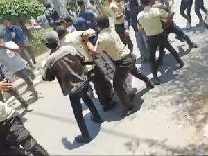 Detik-detik Demo Mahasiswa Berakhir Ricuh di Depan Kampus UIN Makassar