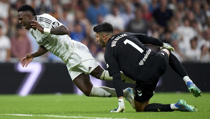 MADRID, SPAIN - SEPTEMBER 01: Vinicius Junior of Real Madrid CF battles for the ball with Rui Silva of Real Betis during the La Liga match between Real Madrid CF and Real Betis Balompié at Estadio Santiago Bernabeu on September 01, 2024 in Madrid, Spain. (Photo by Diego Souto/Getty Images)