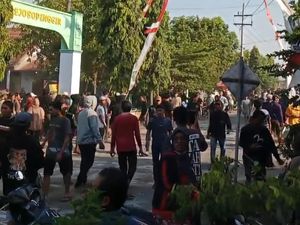 Tawuran Pecah Saat Karnaval HUT RI di Jombang Tawuran Pecah Saat Karnaval HUT RI di Jombang