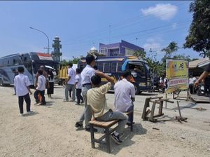 Warga di Batu Bara Blokir Jalinsum, Protes Debu dari Proyek Perbaikan Jalan Warga di Batu Bara Blokir Jalinsum, Protes Debu dari Proyek Perbaikan Jalan