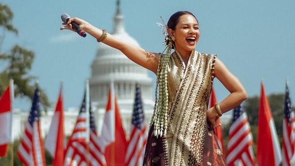 Gaya Etnik Andien Menyanyi di Depan Capitol Hill, AS, Pakai Tentun Pandai Sikek