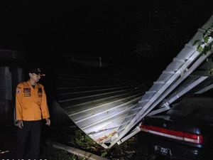 Sentra UMKM-Rumah Rusak Akibat Hujan Disertai Angin di Cibungbulang Bogor Sentra UMKM-Rumah Rusak Akibat Hujan Disertai Angin di Cibungbulang Bogor