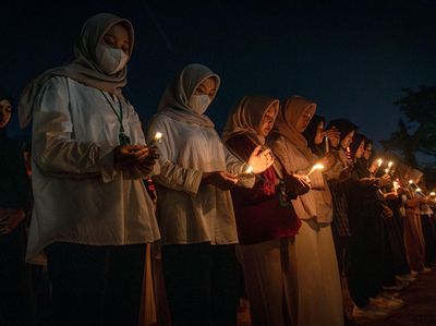 Nyalakan Lilin, BEM Berkabung Atas Meninggalnya Dokter PPDS Undip
