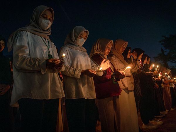Nyalakan Lilin, BEM Berkabung Atas Meninggalnya Dokter PPDS Undip