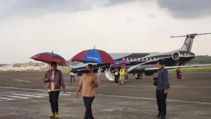 Bobby Nasution dan keluarga naik jet pribadi ( X @MurtadhaOne1)