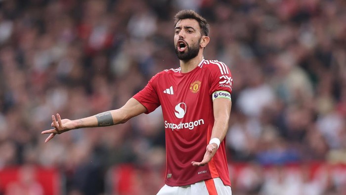 MANCHESTER, ENGLAND - SEPTEMBER 01: Bruno Fernandes of Manchester United reacts during the Premier League match between Manchester United FC and Liverpool FC at Old Trafford on September 01, 2024 in Manchester, England. (Photo by Catherine Ivill - AMA/Getty Images)