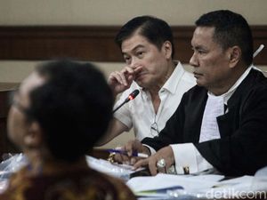 Ekspresi Crazy Rich Surabaya Budi Said di Sidang Korupsi Emas Antam Ekspresi Crazy Rich Surabaya Budi Said di Sidang Korupsi Emas Antam