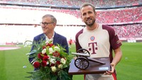 CEO Bayern Jan-Christian Dressen bersama Kane, yang sebelum direkrut Bayern bermain untuk Tottenham Hotspur -- klub London rival beratnya Arsenal. Foto: FC Bayern via Getty Images/F. Noever