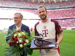 CEO Bayern Jan-Christian Dressen bersama Kane, yang sebelum direkrut Bayern bermain untuk Tottenham Hotspur -- klub London rival beratnya Arsenal. Foto: FC Bayern via Getty Images/F. Noever