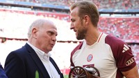 Uli Hoeness, presiden kehormatan Bayern, ikut hadir saat Kane menerima penghargaan yang viral disebut trofi Arsenal. Foto: Getty Images/Stefan Matzke - sampics