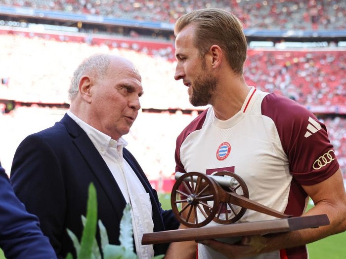 MUNICH, GERMANY - SEPTEMBER 01: Harry Kane of Bayern Muenchen with the price of the best Goalscorer of the last Season from the kicker magazin with Honorary President of Bayern Muenchen Uli Hoeness  München  before the Bundesliga match between FC Bayern München and Sport-Club Freiburg at Allianz Arena on September 01, 2024 in Munich, Germany. (Photo by Stefan Matzke - sampics/Getty Images)