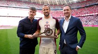 Bersama dua sosok dari majalah Kicker, Harry Kane berpose dengan memamerkan trofi Arsenal eh trofi Torjager Kanone. Foto: FC Bayern via Getty Images/F. Noever