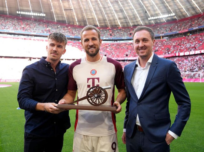 MUNICH, GERMANY - SEPTEMBER 01: Harry Kane of Bayern Munich poses for a photo with the Kicker 