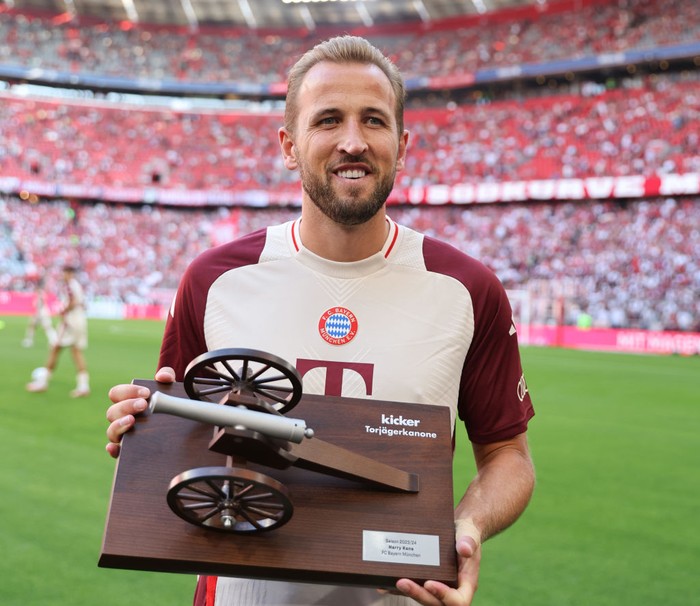  Harry Kane of Bayern Muenchen with the price of the best Goalscorer of the last Season from the kicker magazin before the Bundesliga match between FC Bayern München and Sport-Club Freiburg at Allianz Arena on September 01, 2024 in Munich, Germany. (Photo by Stefan Matzke - sampics/Getty Images)