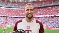 Ini adalah trofi Torjager Kanone untuk Kane, yang musim lalu jadi top skor Liga Jerman Bundesliga dengan 36 gol. Foto: Getty Images/Stefan Matzke - sampics