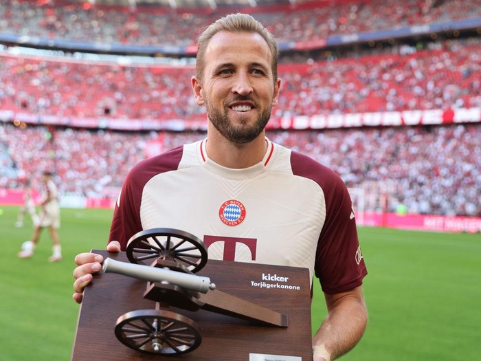 MUNICH, GERMANY - SEPTEMBER 01: Harry Kane of Bayern Muenchen with the price of the best Goalscorer of the last Season from the kicker magazin before the Bundesliga match between FC Bayern München and Sport-Club Freiburg at Allianz Arena on September 01, 2024 in Munich, Germany. (Photo by Stefan Matzke - sampics/Getty Images)