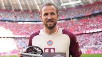 Seperti namanya, Torjager Kanone, trofi itu berbentuk meriam (kanone). Sontak netizen mengaitkannya dengan logo klub si Meriam London Arsenal yang memang serupa trofi itu. Foto: FC Bayern via Getty Images/F. Noever