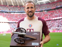 Seperti namanya, Torjager Kanone, trofi itu berbentuk meriam (kanone). Sontak netizen mengaitkannya dengan logo klub si Meriam London Arsenal yang memang serupa trofi itu. Foto: FC Bayern via Getty Images/F. Noever