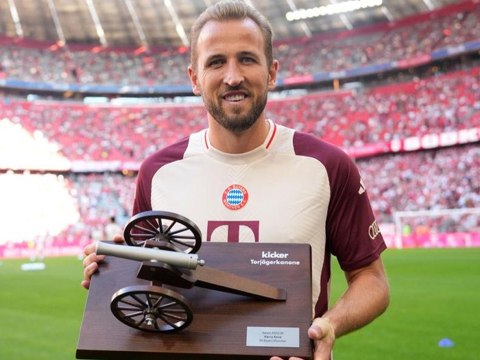 MUNICH, GERMANY - SEPTEMBER 01: Harry Kane of Bayern Munich poses for a photo with the Kicker 