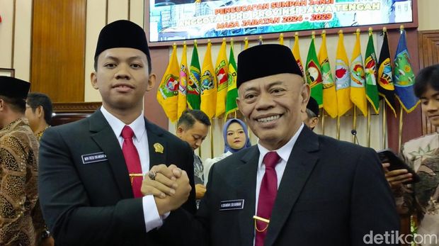 Iskandar Zulkarnain (59) dan anaknya Muh Rizqi Iskandar Muda (22), ayah dan anak dilantik bersama menjadi anggota DPRD Jateng.