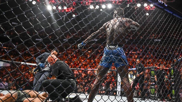 Israel Adesanya, UFC 287 New Zealand mixed martial arts fighter Israel Adesanya (R) knocks out Brazil's Alexsandro Pereira (L) during their UFC 287 world middleweight championship in Kaseya Center in Miami, Florida, on April 8, 2023. (Photo by CHANDAN KHANNA / AFP)