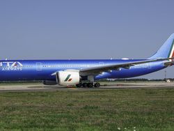 Wujud Pesawat Komersial yang Digunakan Paus Fransiskus ke Indonesia