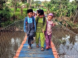 Mereka Tak Lagi Menantang Maut Lewati Jembatan Miring di Sukabumi